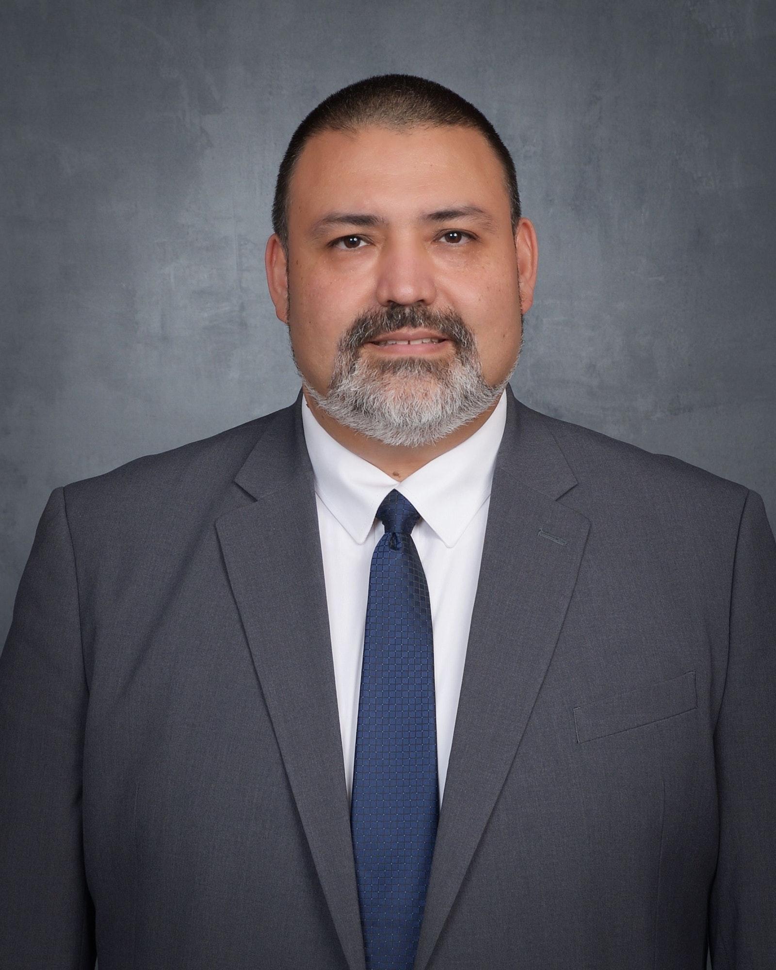 Victor Serna teaches at Campus